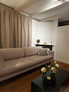 een woonkamer met een bank en een tafel bij Boutique Geldersekade in Amsterdam