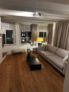 een woonkamer met een bank en een tafel bij Boutique Geldersekade in Amsterdam