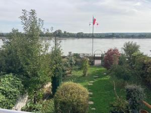 VillequierL'Antre的花园里插着一面旗帜，旁边是一片水域。