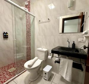 Ένα μπάνιο στο Suítes Centro 43