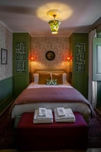 ein Schlafzimmer mit einem großen Bett mit zwei Handtüchern darauf in der Unterkunft Rosegarden Essence Sintra - by Unlock Hotels in Sintra