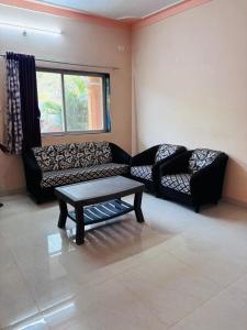 ein Wohnzimmer mit einer Couch und einem Couchtisch in der Unterkunft Forest villa 2bhk danawali in Panchgani