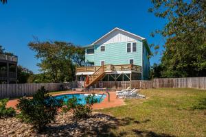 ein Haus mit einem Swimmingpool davor in der Unterkunft DK207 The Big Sea in North Point