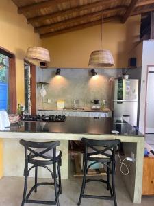 Η κουζίνα ή μικρή κουζίνα στο Casa Marea com piscina a 300 metros do mar