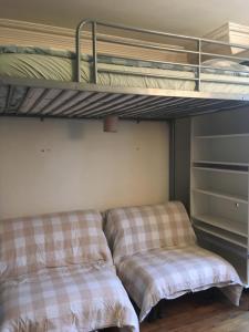 two beds sitting under a bunk bed at STUDIO Doré in Paris