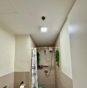 ein Bad mit Dusche und Duschvorhang in der Unterkunft J&A Cozy Calm Stay in Biñan