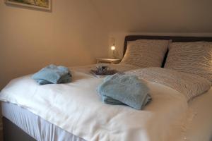 un letto con due asciugamani sopra di Appartment Buntspecht - Gemütliche Ferienwohnung, Direkt am Wald, Nähe zur Altstadt a Mölln Altre 8 foto