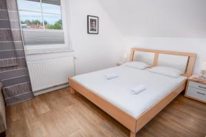 Ένα ή περισσότερα κρεβάτια σε δωμάτιο στο Friesenhaus Greetsieler Grachten