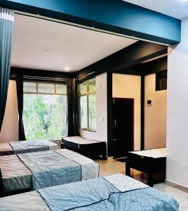 - une chambre avec 3 lits et un plafond bleu dans l'établissement greenSpun nature Stay, à Somvārpet