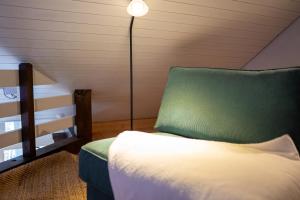 1 dormitorio con 1 cama y 1 lámpara en una habitación en Lakefront Grand Residence, en Ligerz