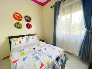 Postel nebo postele na pokoji v ubytování Peaceful Lakeview Home in Entebbe