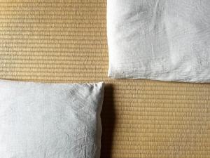 due cuscini bianchi seduti su un letto uno accanto all'altro di sikari Vacation STAY 95401v a Takashima