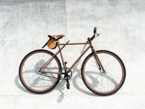 una bicicletta è parcheggiata su un muro di cemento di sikari Vacation STAY 95401v a Takashima