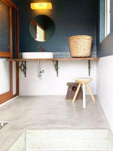 bagno con lavandino e sgabello in legno di sikari Vacation STAY 95401v a Takashima Altre 83 foto
