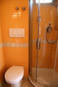 Koupelna v ubytování Alba Hotel