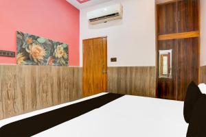 Postel nebo postele na pokoji v ubytování Hotel O GOLD PLAZA HOME STAY