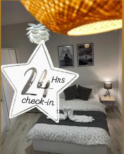 Un dormitorio con una gran estrella en la pared. en Gabriela Studio Central, en Satu Mare
