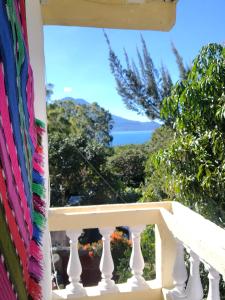 Nawal Hostel في سانتا كروز لاغونا: شرفة مطلة على المحيط