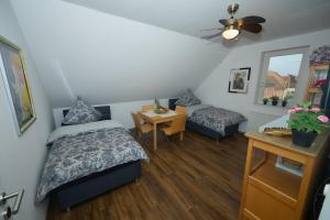 1 Schlafzimmer mit 2 Betten, einem Tisch und einem Deckenventilator in der Unterkunft gemütliche 3 Zimmerwohnung mit 2 Einzelbetten, Doppelbett für Monteure geeignet in Hohenmölsen