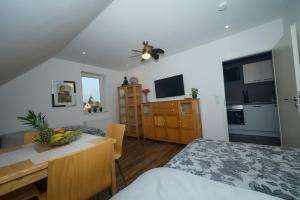 ein Schlafzimmer mit einem Bett und einem Tisch mit einer Obstschale in der Unterkunft gemütliche 3 Zimmerwohnung mit 2 Einzelbetten, Doppelbett für Monteure geeignet in Hohenmölsen