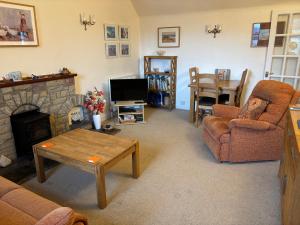 un soggiorno con divano e camino di 6 Northgate Vennel, Peebles a Peebles