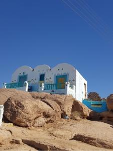 ein blau-weißes Gebäude auf einem Hügel in der Unterkunft Seheil Antique House in Jazīrat Salūjah