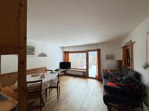 een woonkamer met een tafel en een bank bij Chesa Prasura - Celerina in Celerina