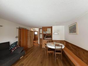 een woonkamer met een tafel en een bank bij Chesa Prasura - Celerina in Celerina +17 foto's