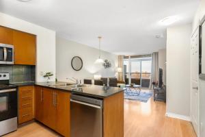 Fotografie z fotogalerie ubytování High-Rise Skyline Suite Sleeps 5 Steps to SQ1 v destinaci Mississauga