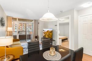 Fotografie z fotogalerie ubytování High-Rise Skyline Suite Sleeps 5 Steps to SQ1 v destinaci Mississauga