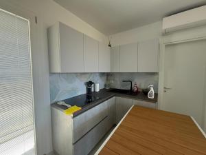 Η κουζίνα ή μικρή κουζίνα στο Acquamarina Apartment +15 φωτογραφίες