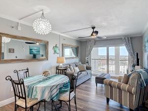 Χώρος καθιστικού στο Oceanfront 1BR Condo Balcony, Heated Pool Beach