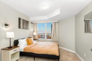 Ένα ή περισσότερα κρεβάτια σε δωμάτιο στο High-Rise Skyline Suite Sleeps 5 Steps to SQ1