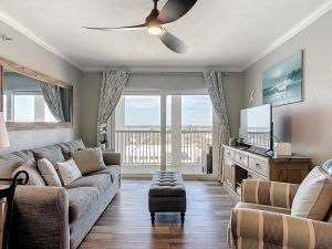 Χώρος καθιστικού στο Oceanfront 1BR Condo Balcony, Heated Pool Beach