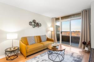 Χώρος καθιστικού στο High-Rise Skyline Suite Sleeps 5 Steps to SQ1