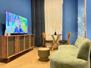 特尔尼EDA Home的配有沙发和平板电视的客厅