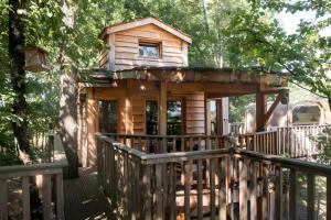 Baumhaus mit Terrasse und Veranda in der Unterkunft Bois Des Nauzes in Seyches