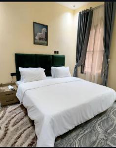 Ένα ή περισσότερα κρεβάτια σε δωμάτιο στο Deroche Apartment