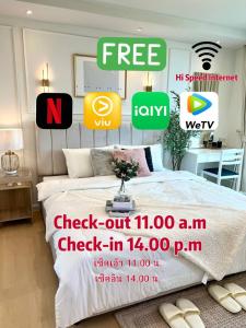 Un cartel para un dormitorio con una cama en una habitación. en i-CONDO, en Nakhon Ratchasima