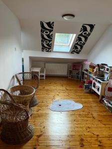 Una habitación con tres sillas y una alfombra sobre un suelo de madera. en Cabana Antonica, en Breaza