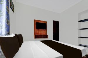 Un pat sau paturi într-o cameră la Hotel O Meera Home Stays - 1 BHK