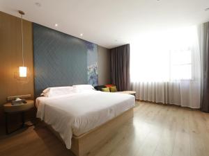 Giường trong phòng chung tại Ibis Styles XM Zhongshan Hotel