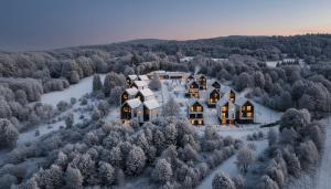 una vista aerea di una casa nella neve di Moje Miejsce Polanica-Zdrój a Polanica-Zdrój
