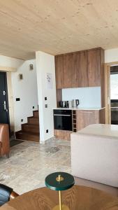 een woonkamer met een tafel en een keuken bij Za Krzemionką in Maruszyna