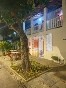 un árbol frente a un edificio en Xicabacana, en Mata de Sao Joao
