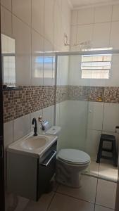 Et badeværelse på Casa com dois quartos em Itanhaém