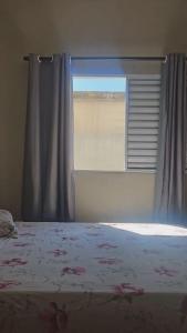 En eller flere senge i et værelse på Casa com dois quartos em Itanhaém + 3 billeder