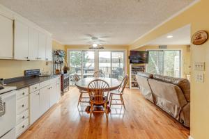 Η κουζίνα ή μικρή κουζίνα στο Lake Winnisquam Home Fish, Hike and Explore!