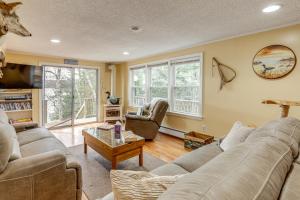 Χώρος καθιστικού στο Lake Winnisquam Home Fish, Hike and Explore!