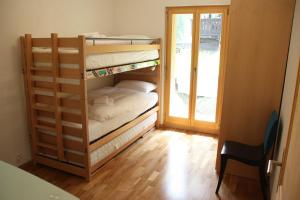 モルジャンにあるChesery 8の窓付きの客室で、二段ベッド2台が備わります。